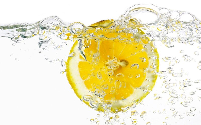 lemon slice in water