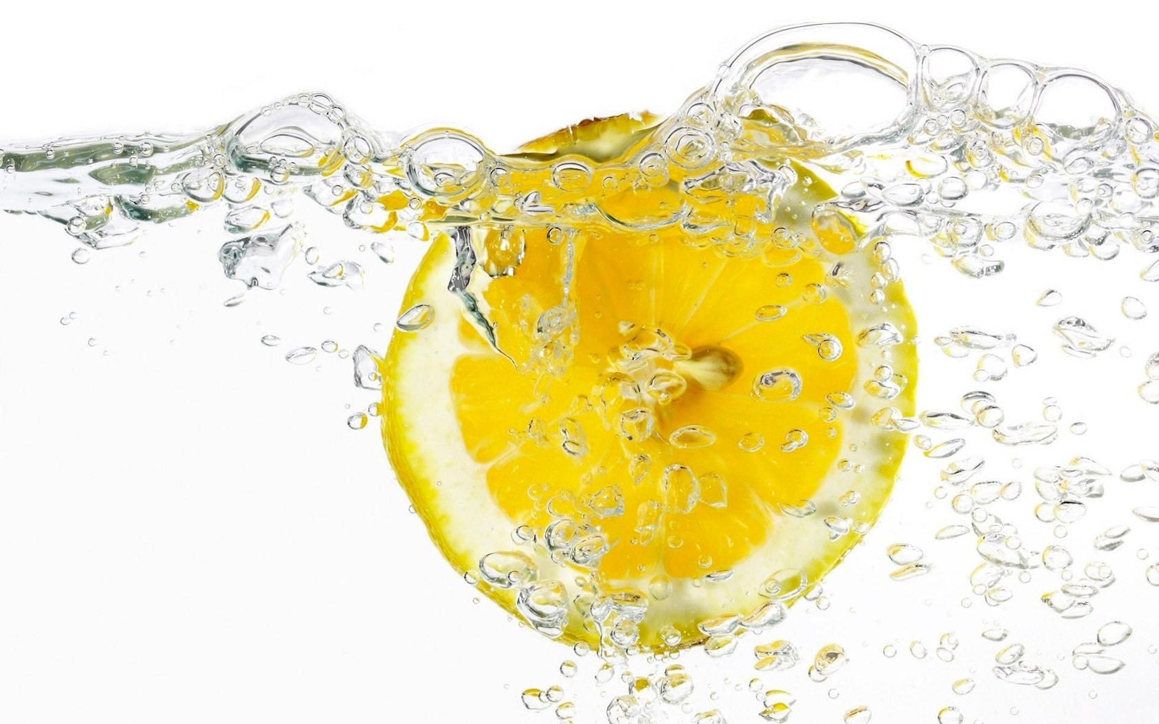 lemon slice in water