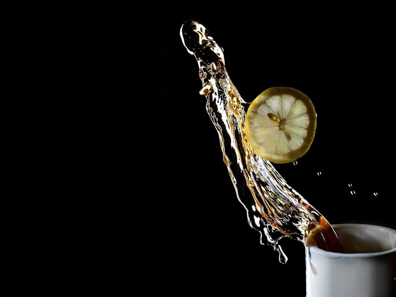 lemon slice splashing in tea