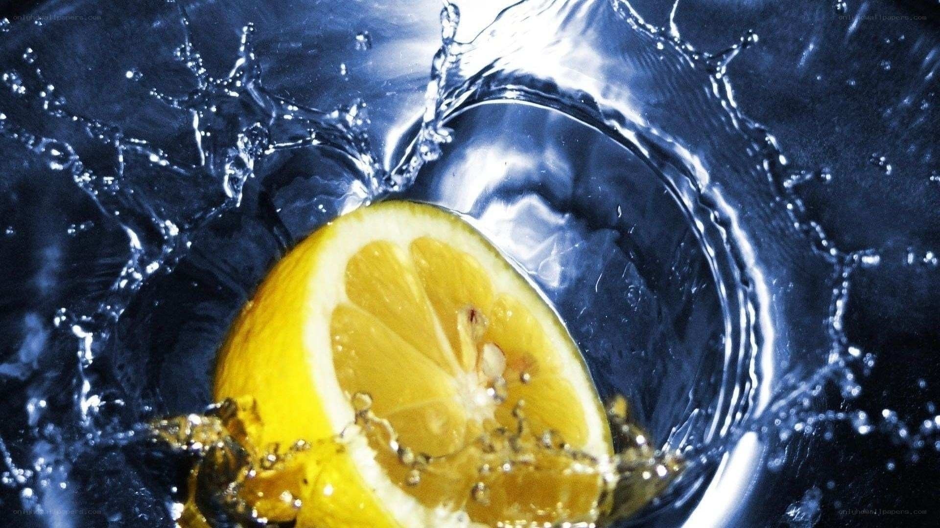 lemon slice splashing in water