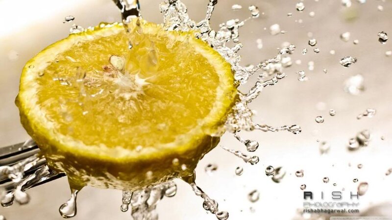 Lemon Slice Splashing Water — Yellow, Dynamic