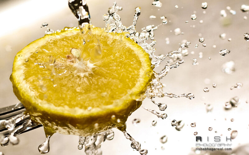 Lemon Slice Splashing Water — Yellow