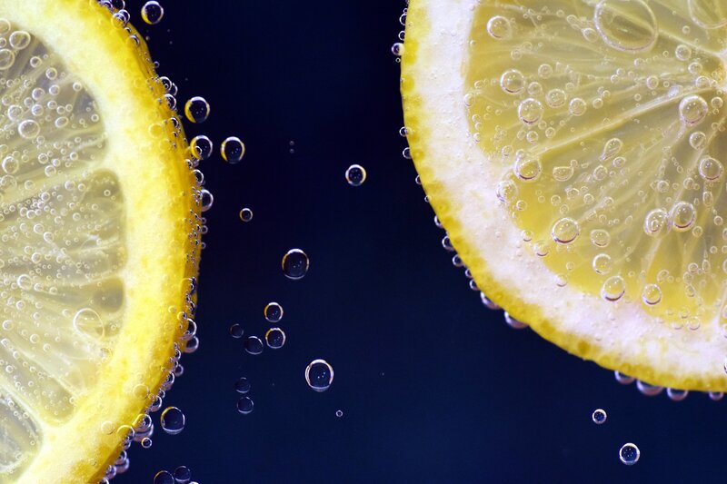lemon slices in carbonated water