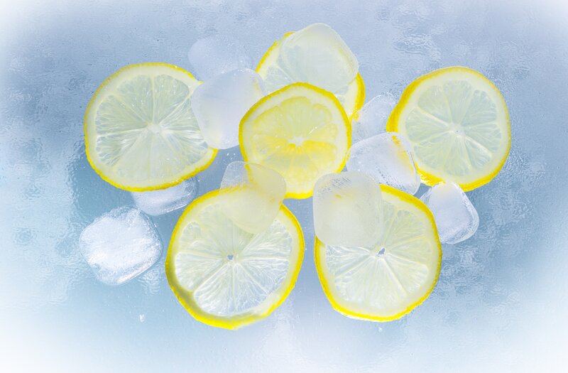 lemon slices with ice cubes