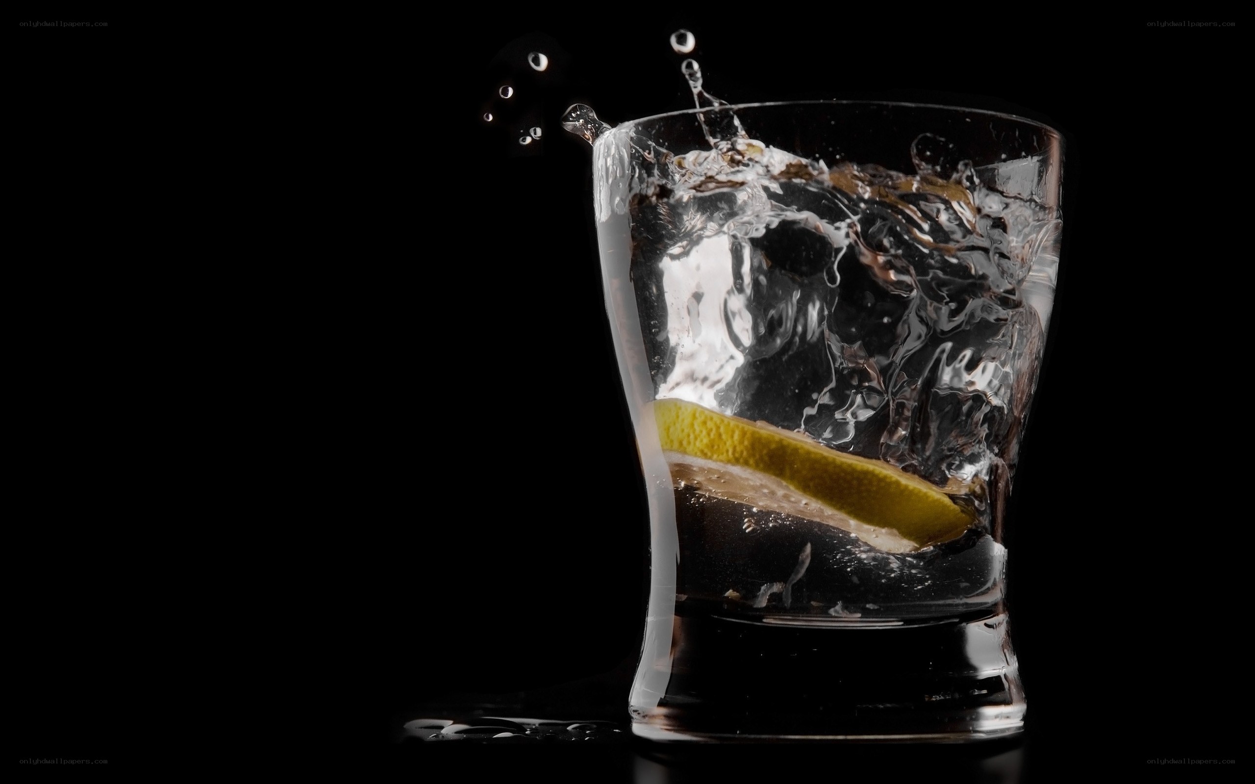 lemon splash in glass