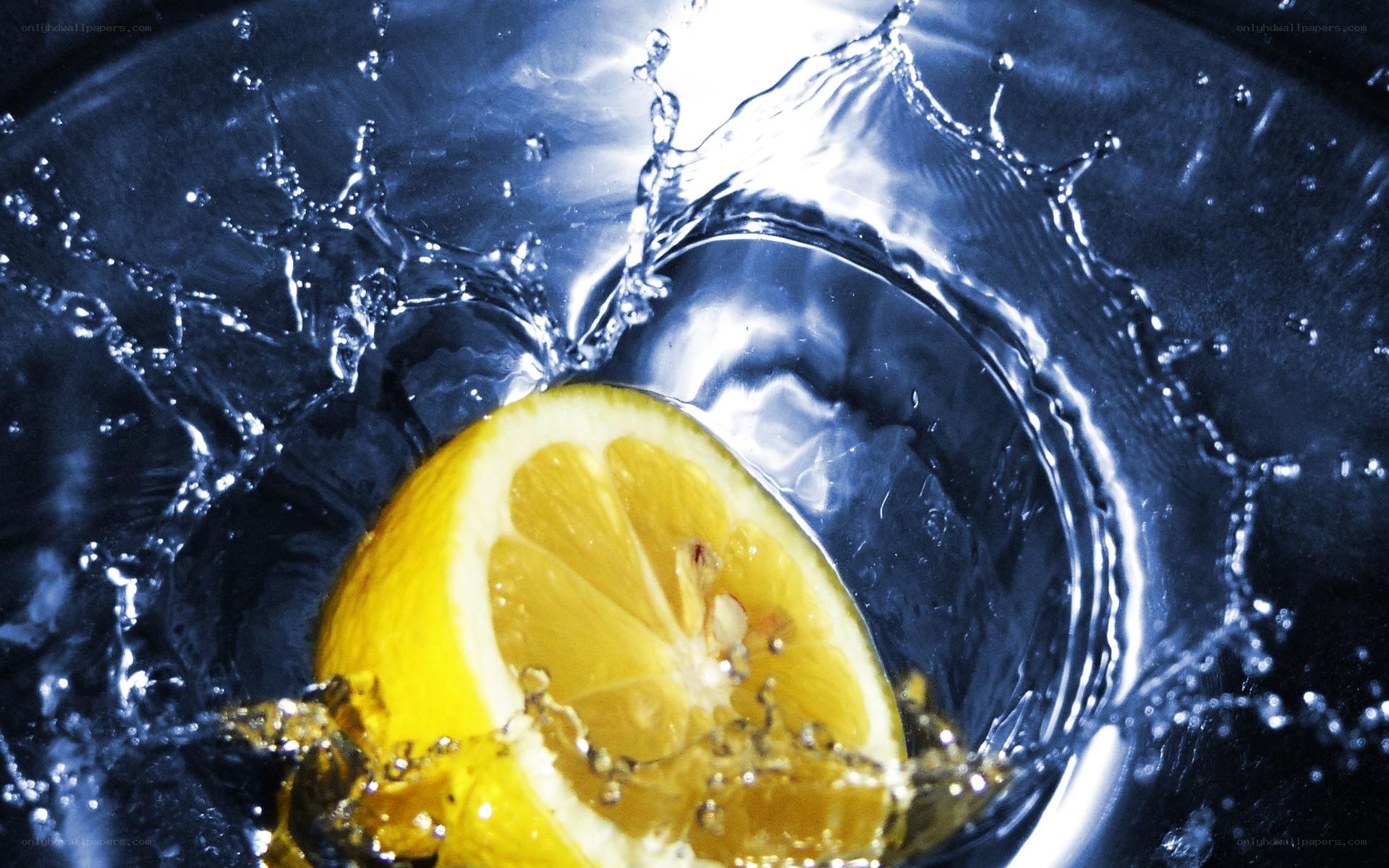 lemon splashing in water