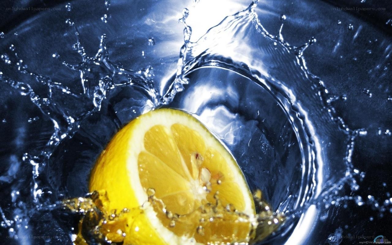 lemon splashing in water