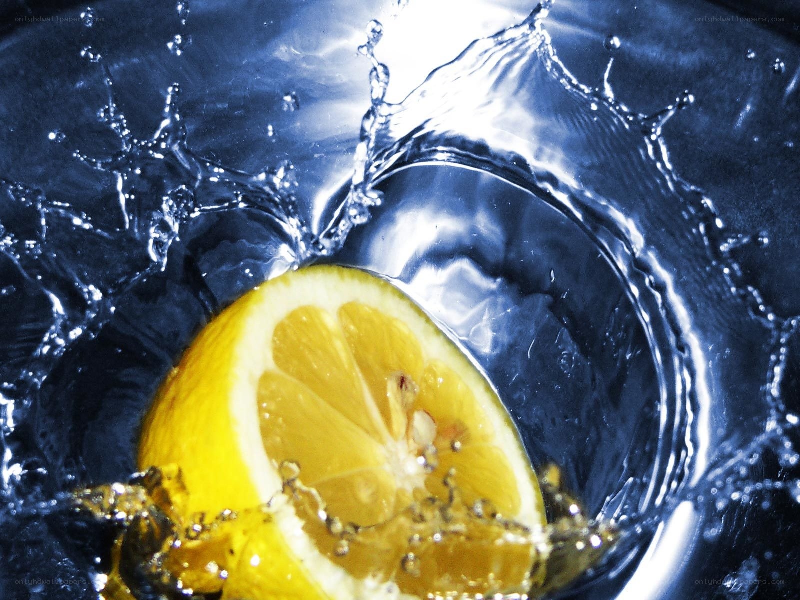 lemon splashing in water