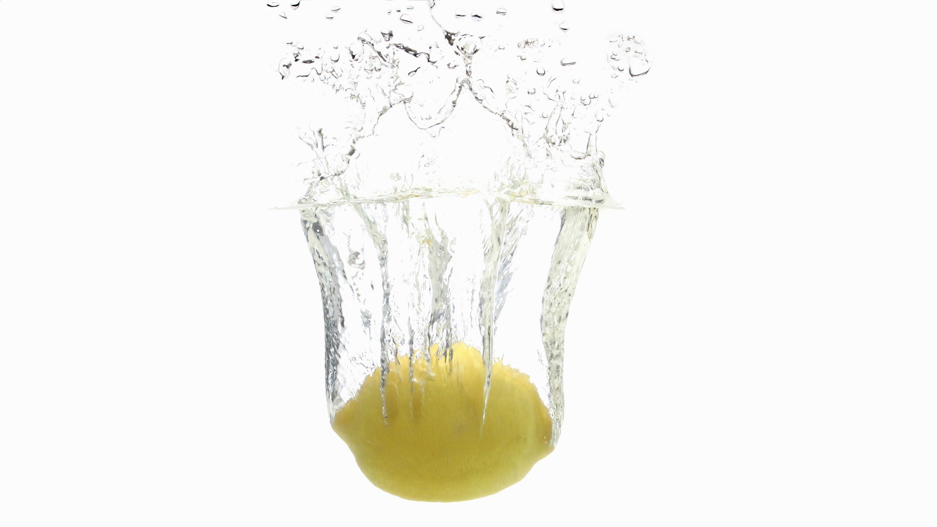 lemon splashing in water