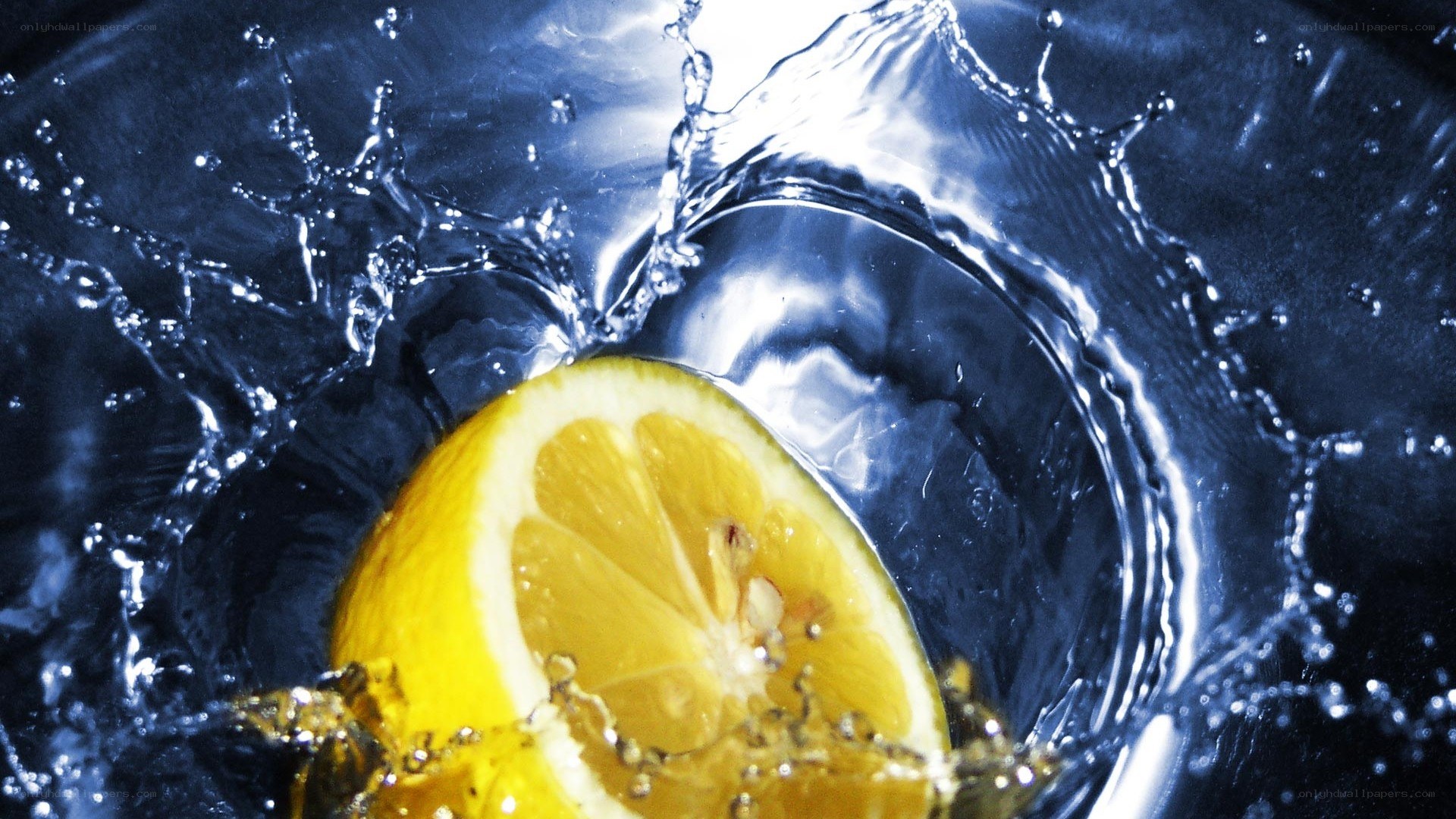 lemon splashing in water