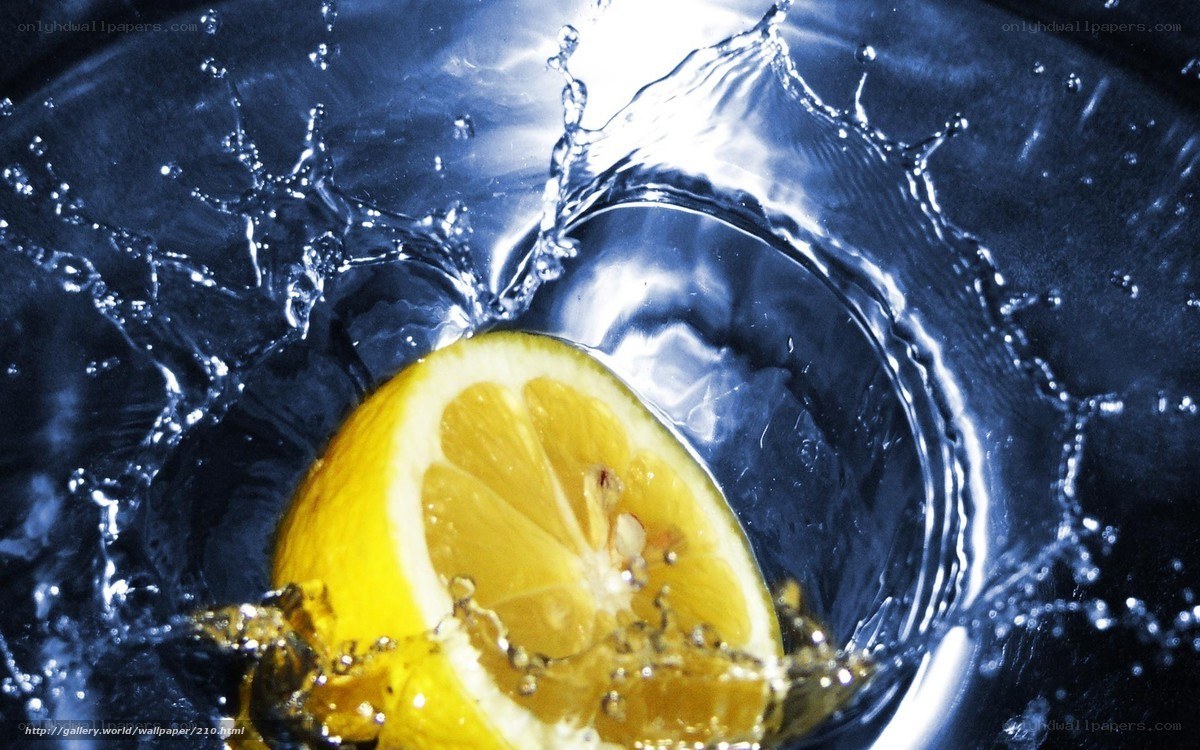 lemon splashing in water