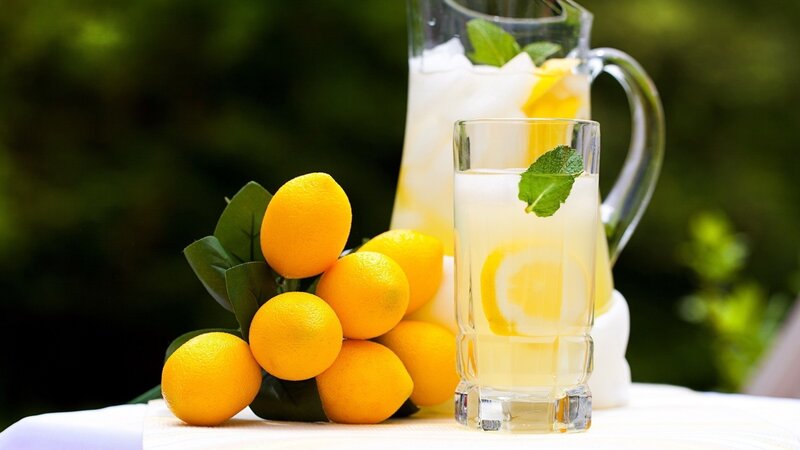 Lemonade with fresh lemons