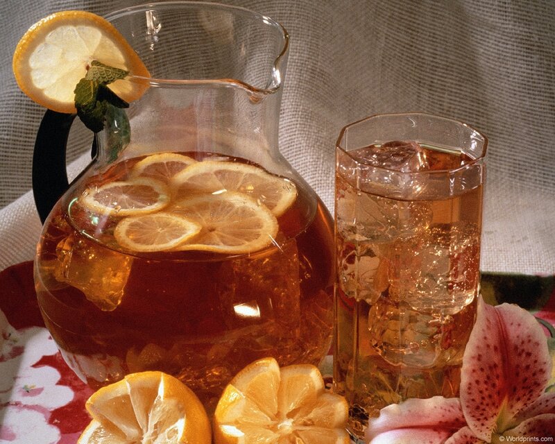 lemonade with ice and lemon