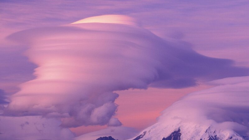 lenticular cloud over mountains