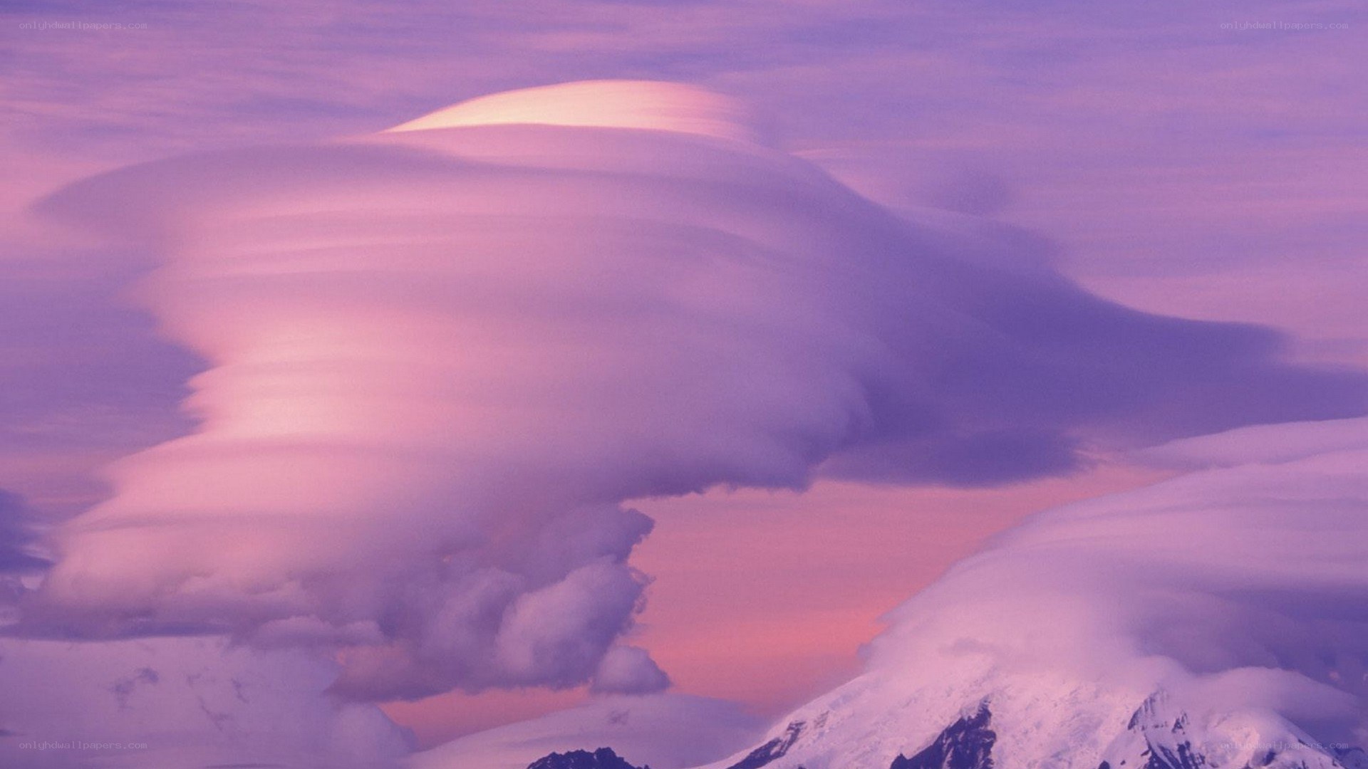 lenticular cloud over mountains