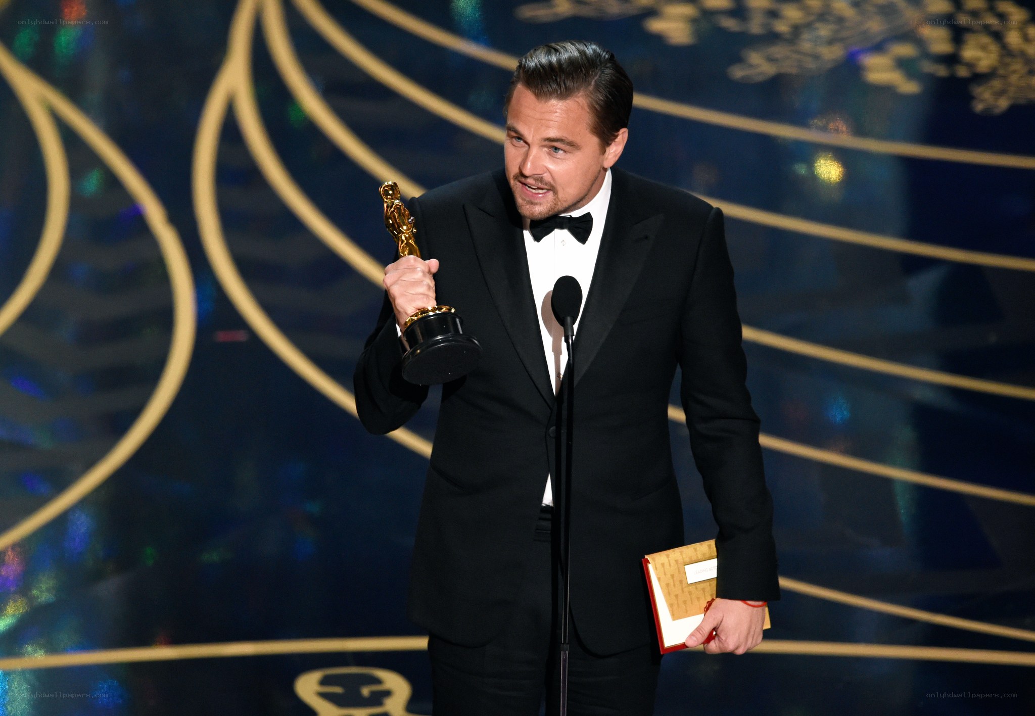 Leonardo DiCaprio wins Oscar