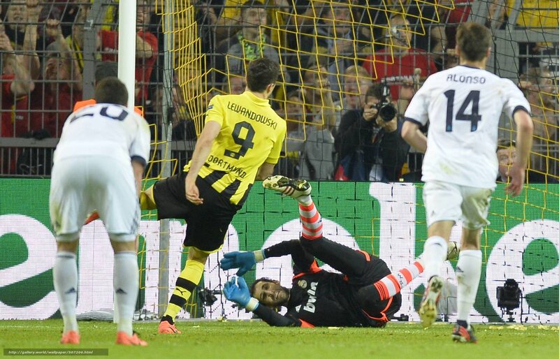 Lewandowski scores against goalkeeper