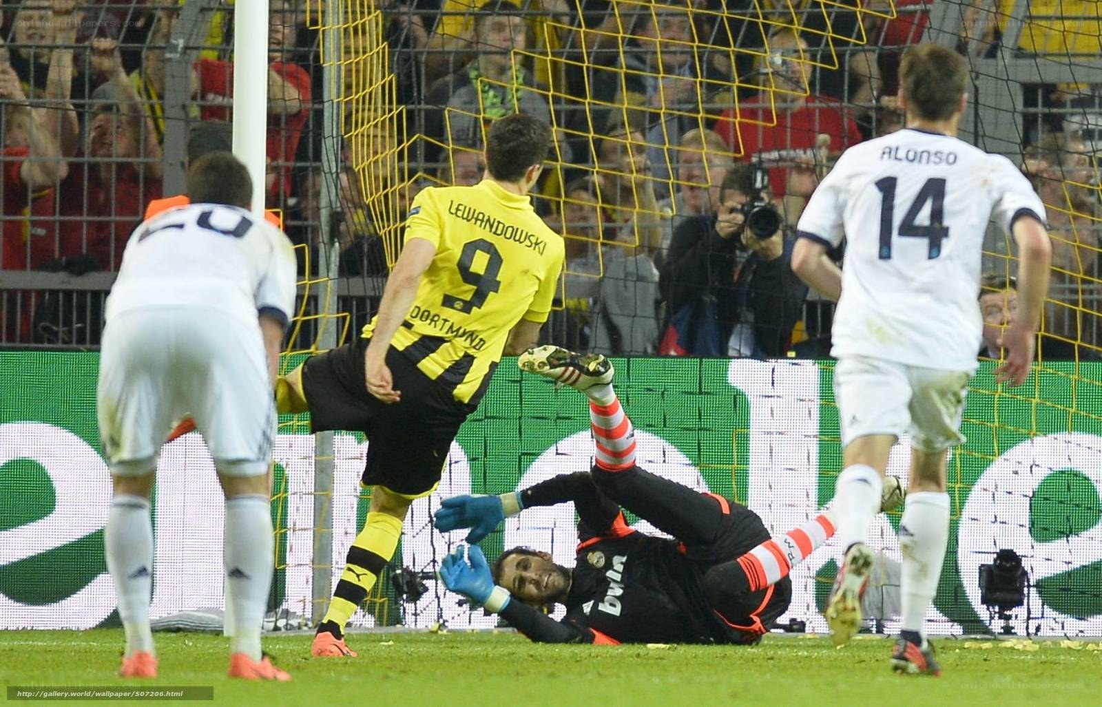 Lewandowski scores against goalkeeper
