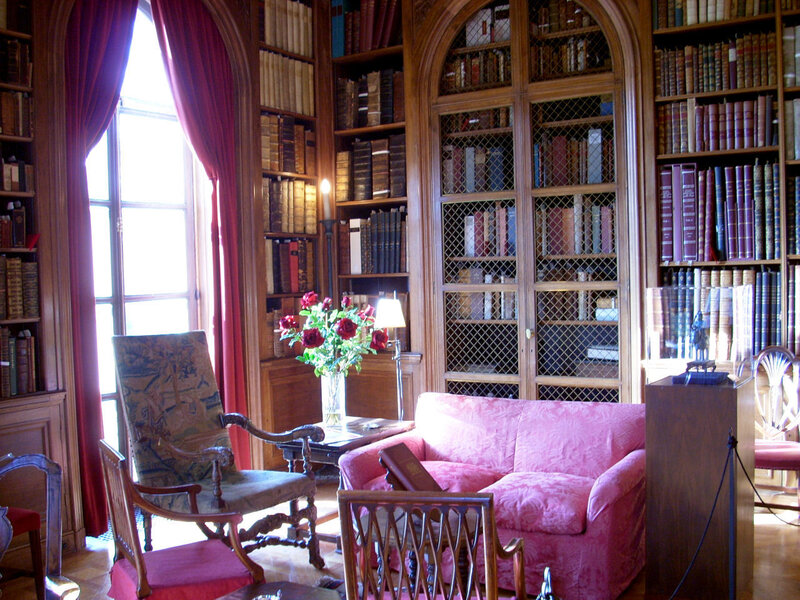 Library with pink sofa and bookshelves