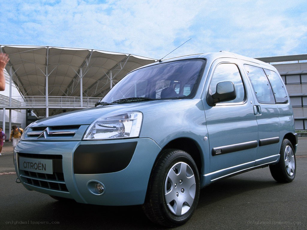 Light blue Citroën Berlingo