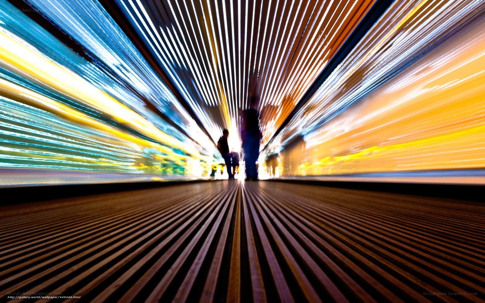 Light streaks in a tunnel