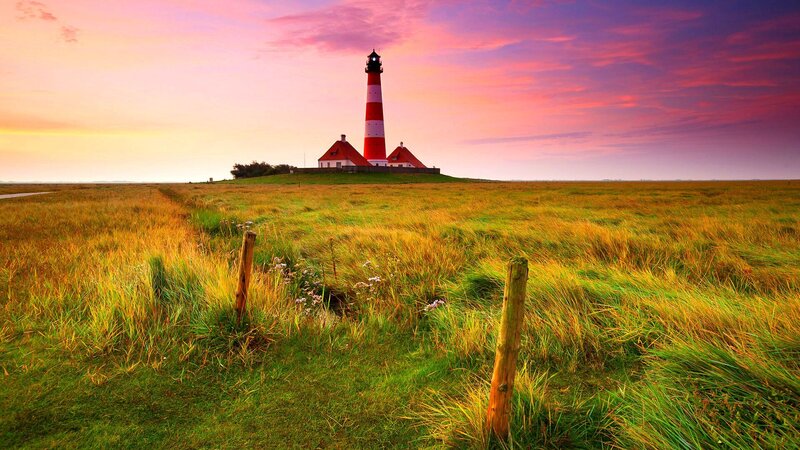 Lighthouse on a Dune — Green