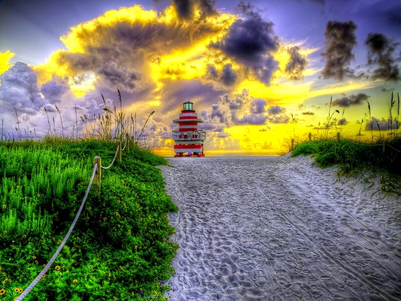 Lighthouse on Beach — Yellow