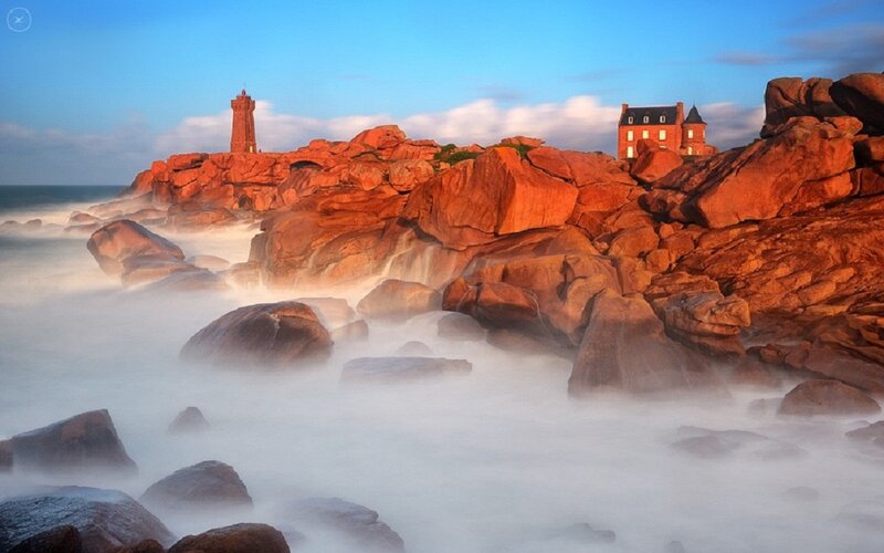 Lighthouse on Red Rocks