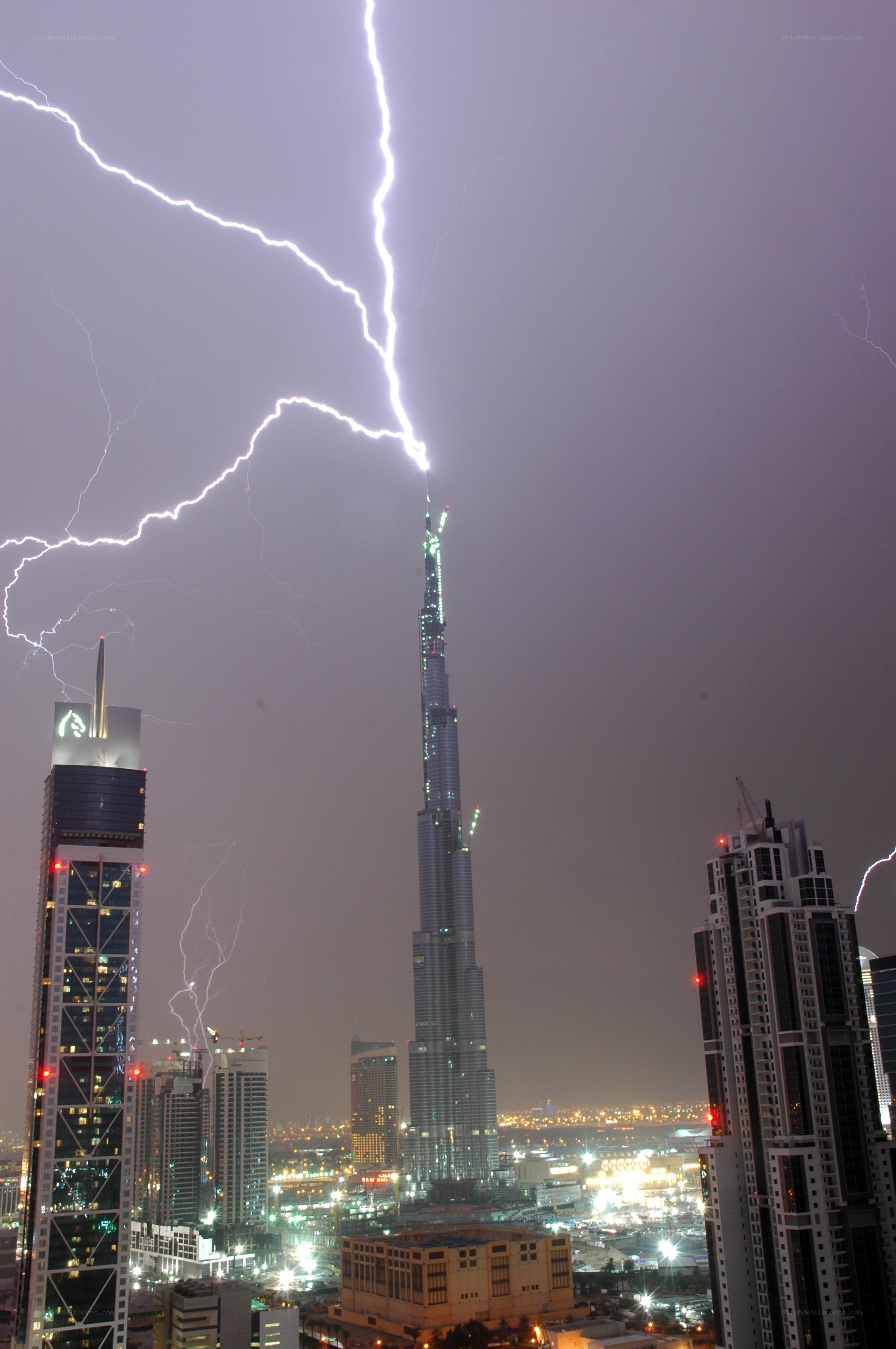 Lightning strikes Burj Khalifa