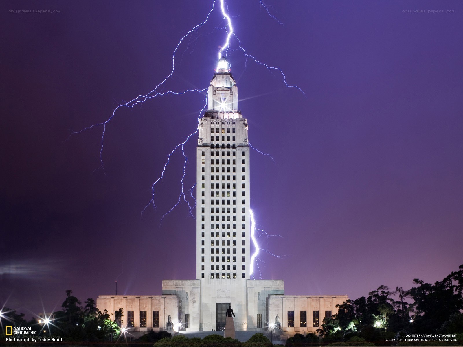 Lightning strikes Louisiana State Capitol