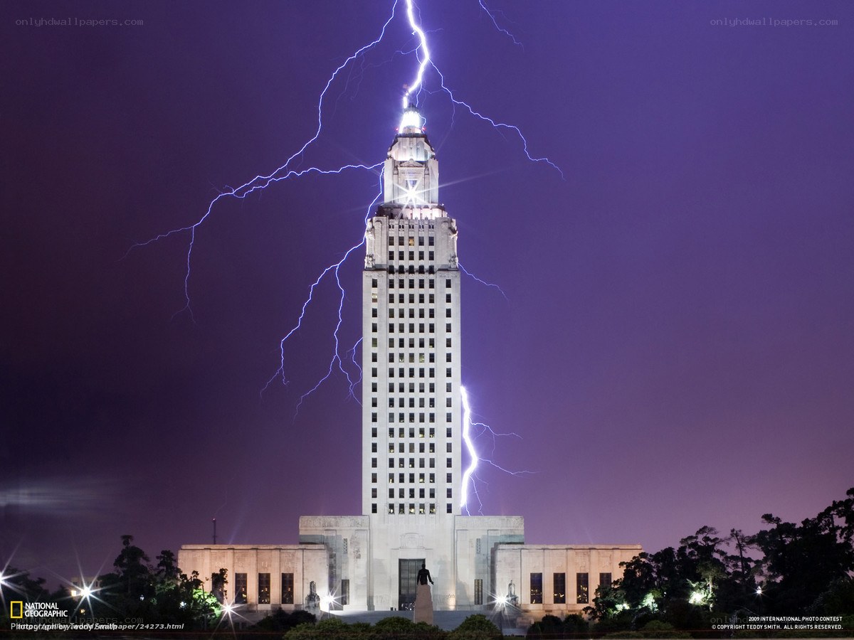 Lightning strikes Louisiana State Capitol