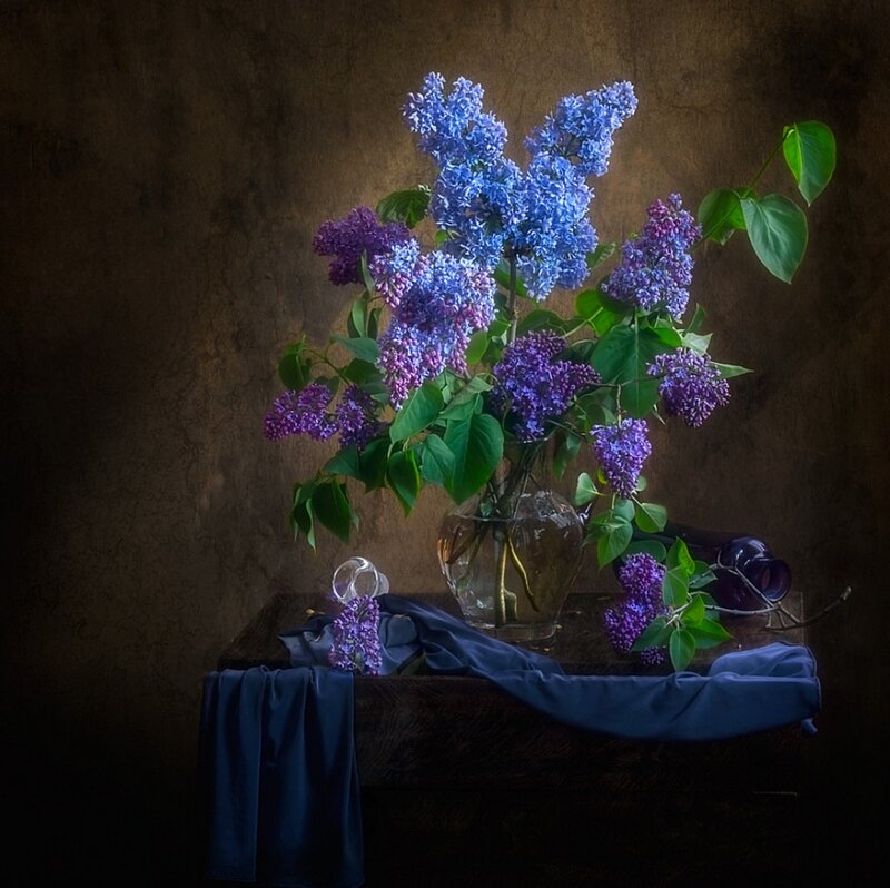 Lilac Bouquet in Vase — Blue