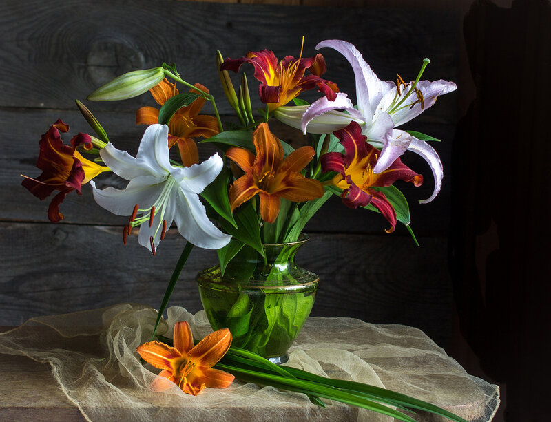 Lilies in a Vase — Green