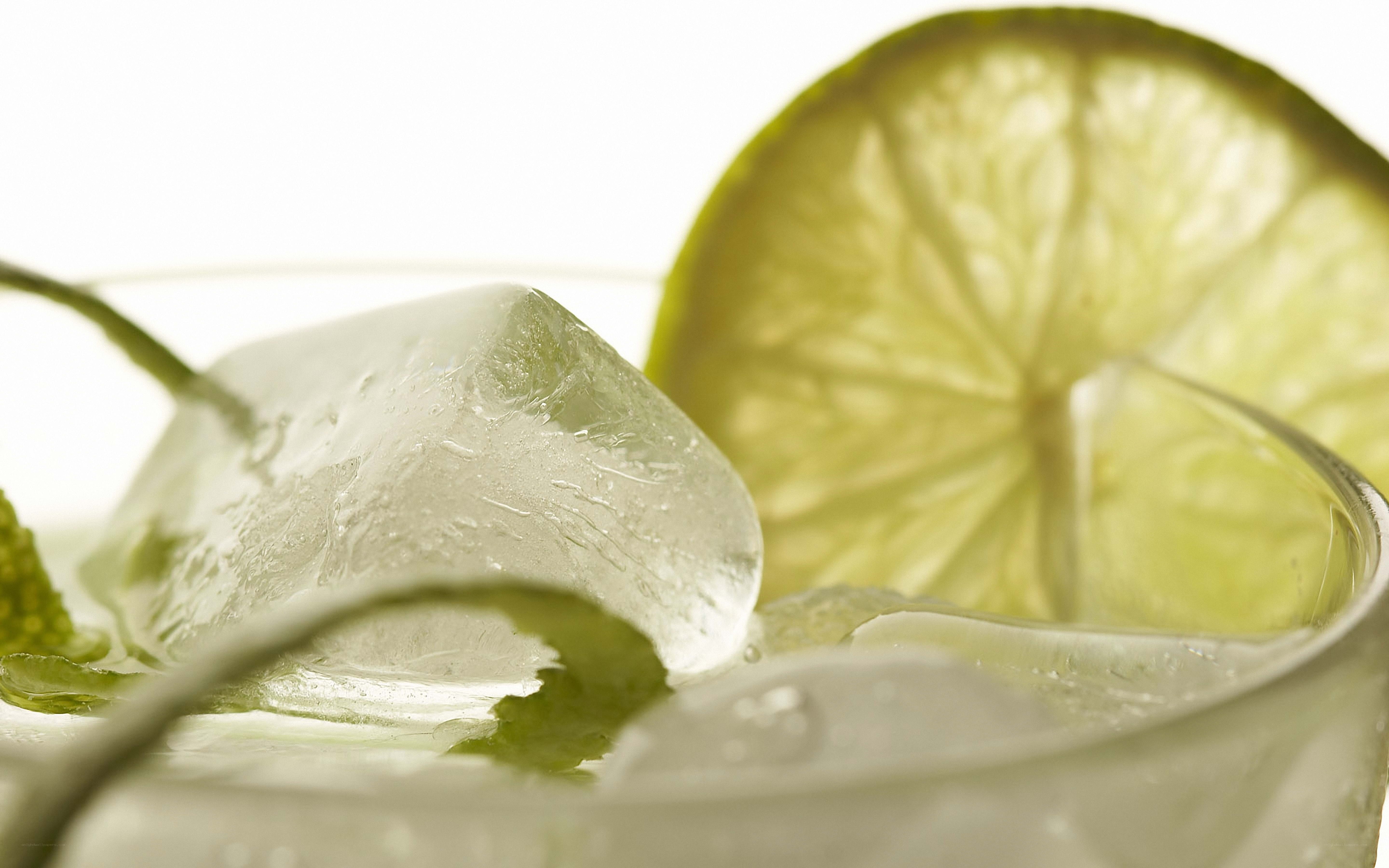 Lime and mint cocktail