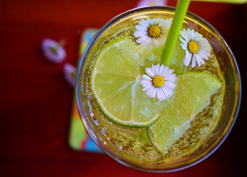 Lime drink with daisies