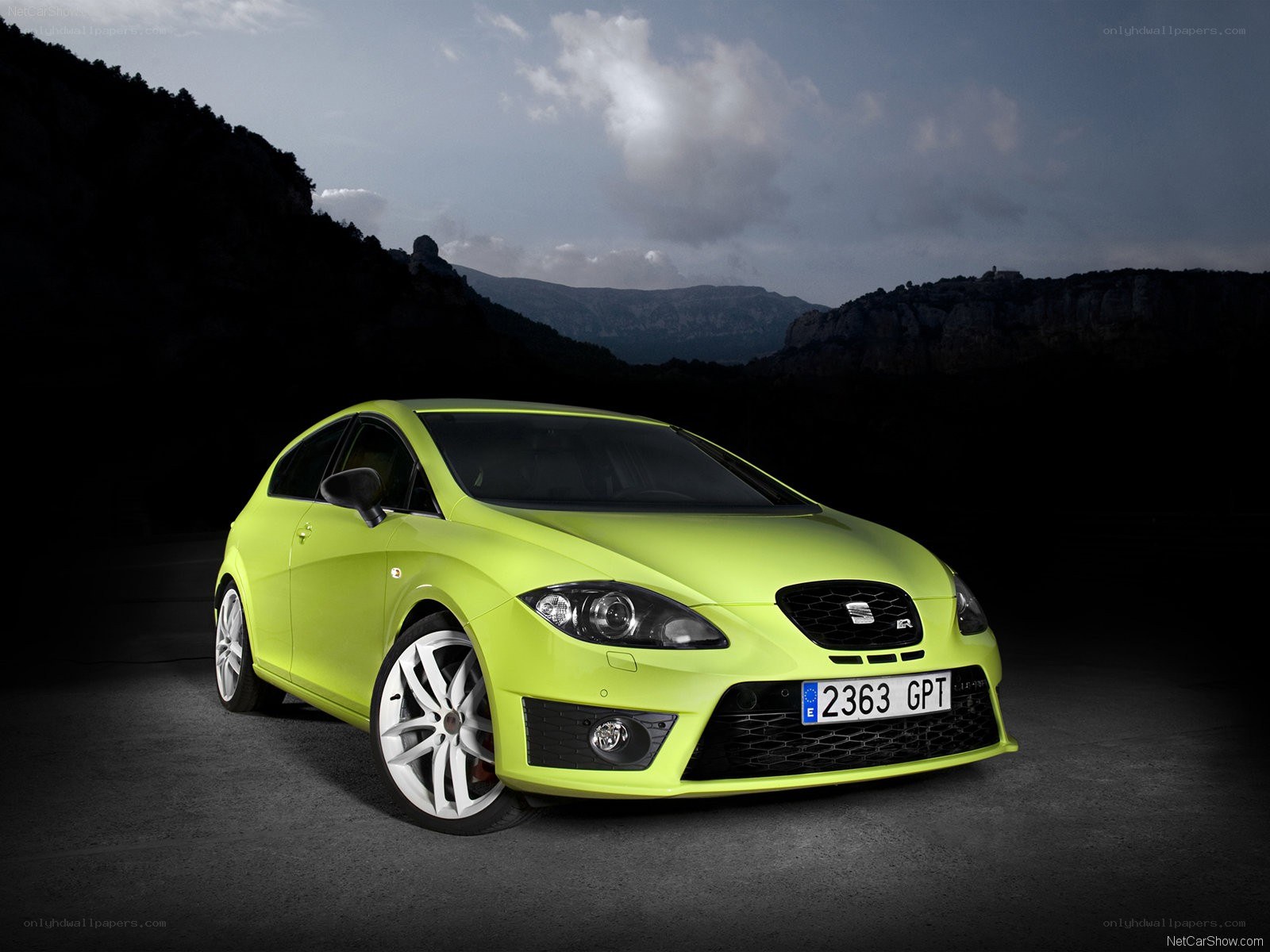 Lime green SEAT Leon Cupra