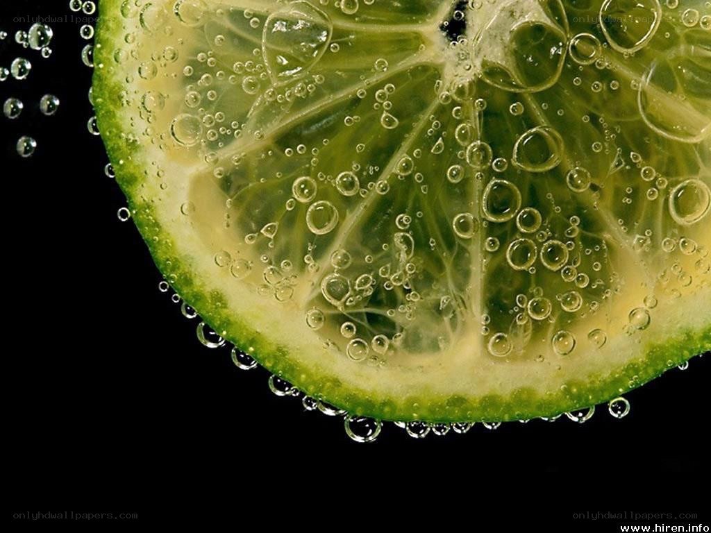 lime slice in carbonated water