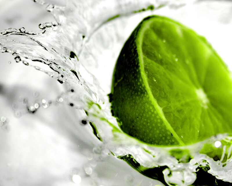 Lime Slice in Water — Dynamic