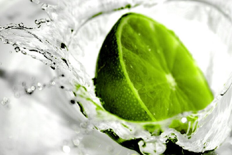 Lime Slice in Water — Green, Dynamic, Photograph, Splash, Ice