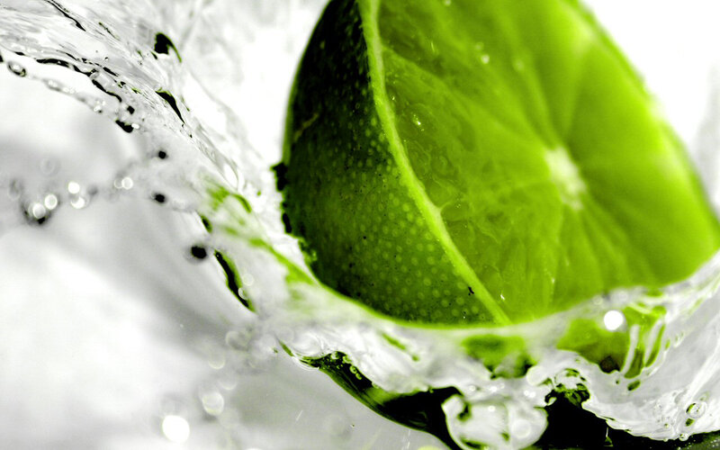 Lime Slice in Water — Green, Dynamic, Photograph, Splashes