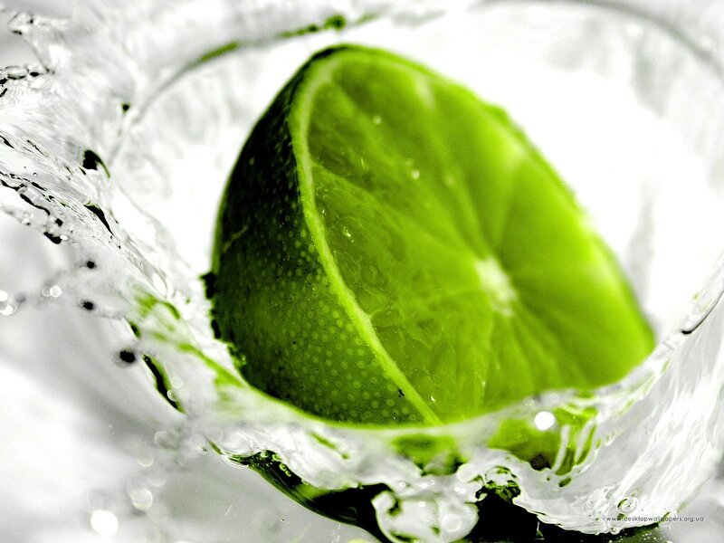 lime slice in water splash