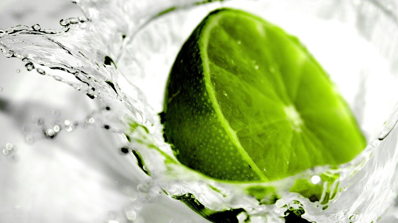 lime slice in water splash