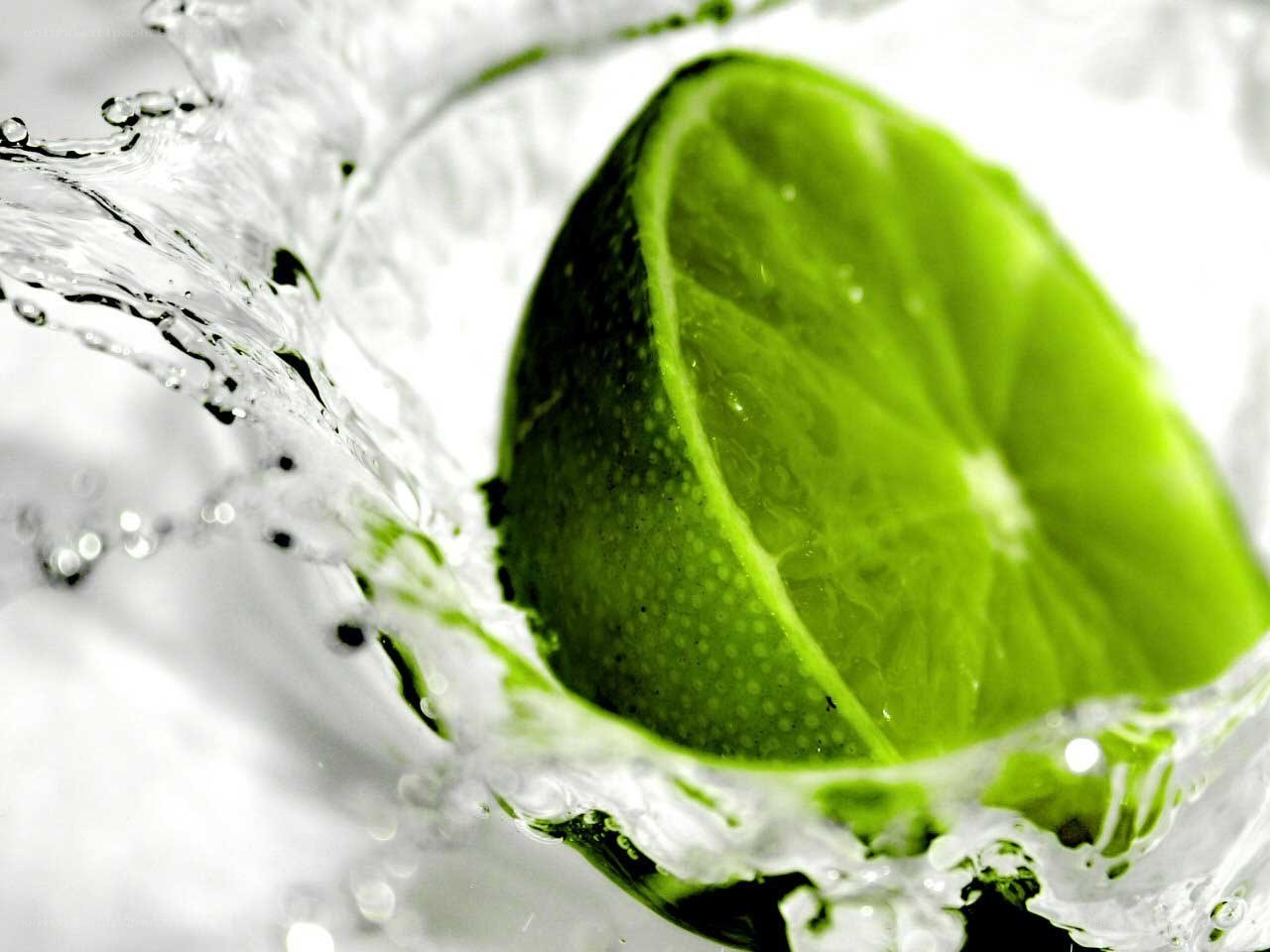 lime slice in water splash