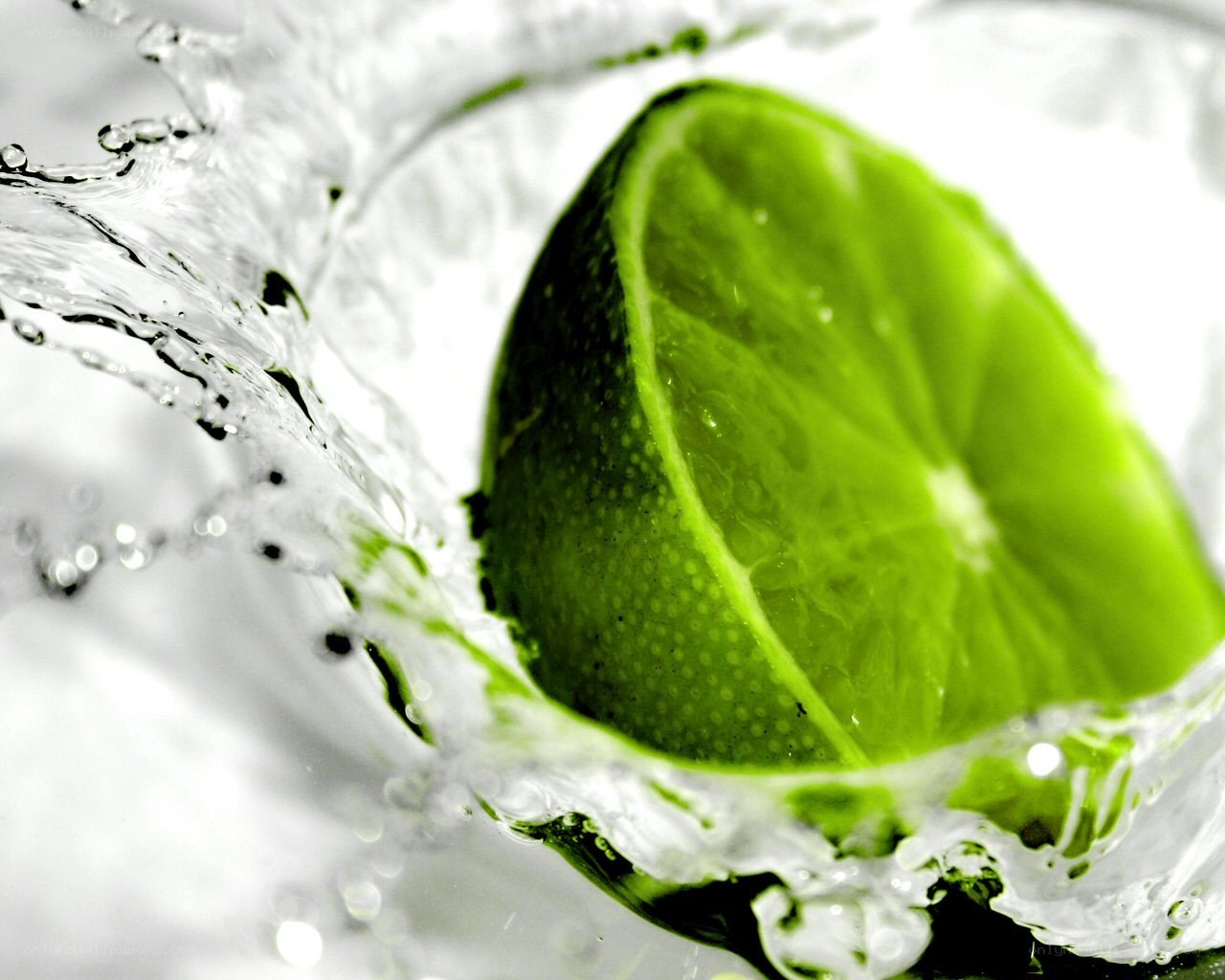 lime slice in water splash
