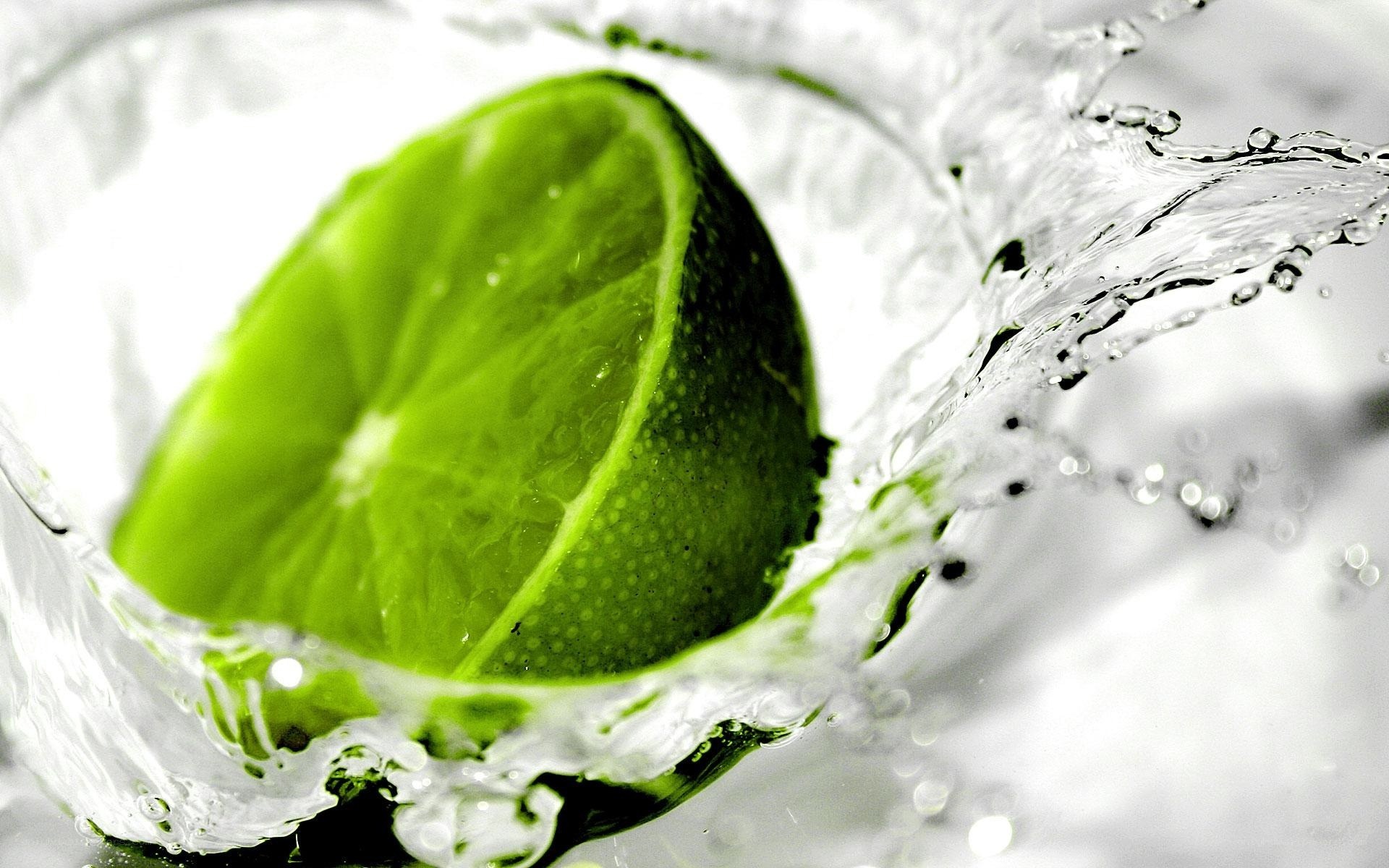lime slice in water splash