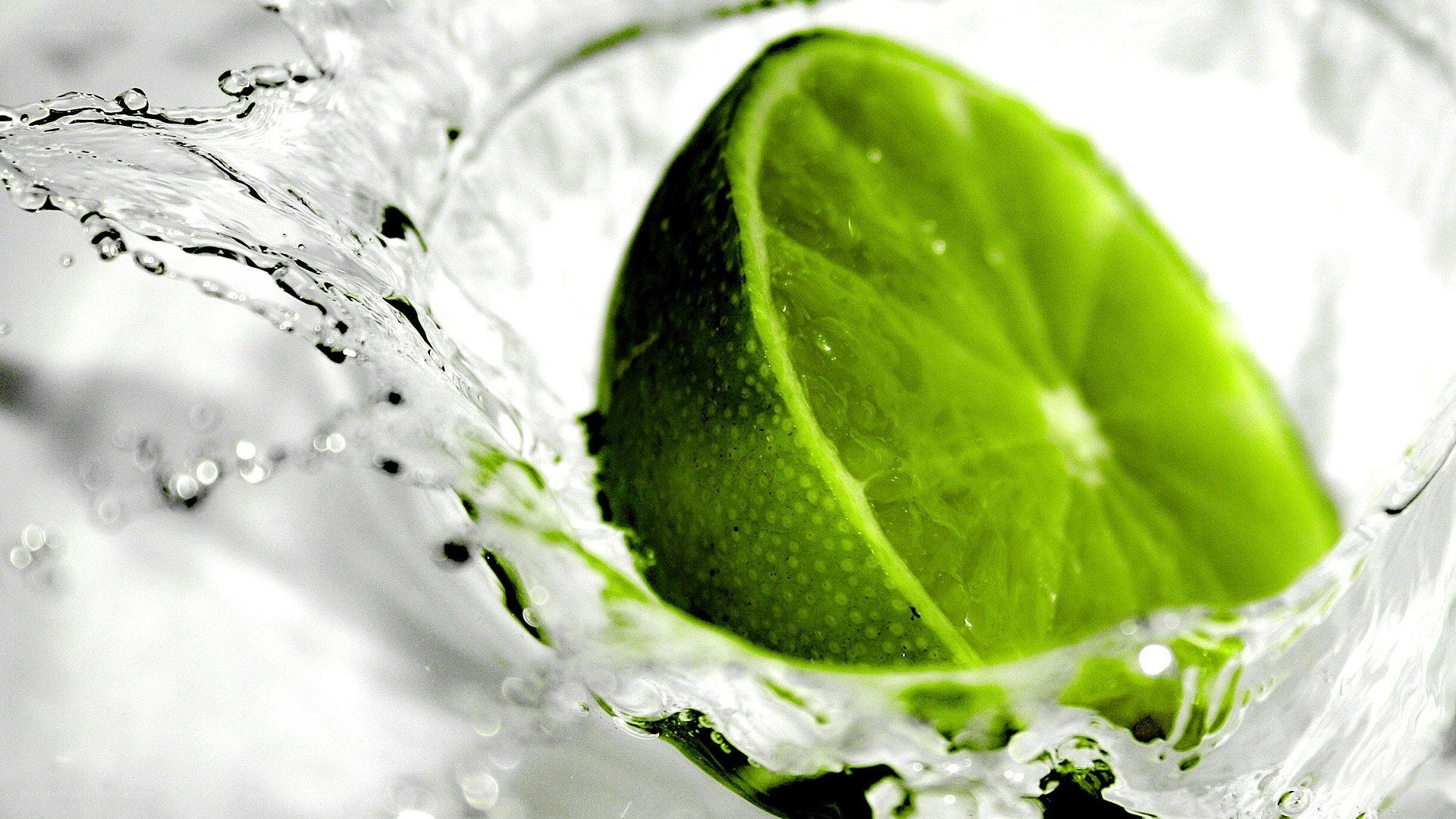 lime slice in water splash