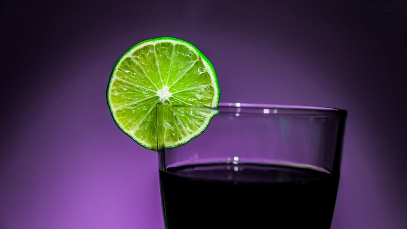 lime slice on drink glass