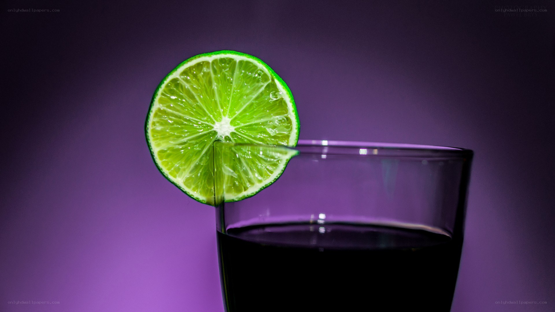 lime slice on drink glass