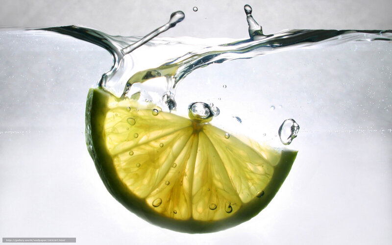 lime slice splashing in water