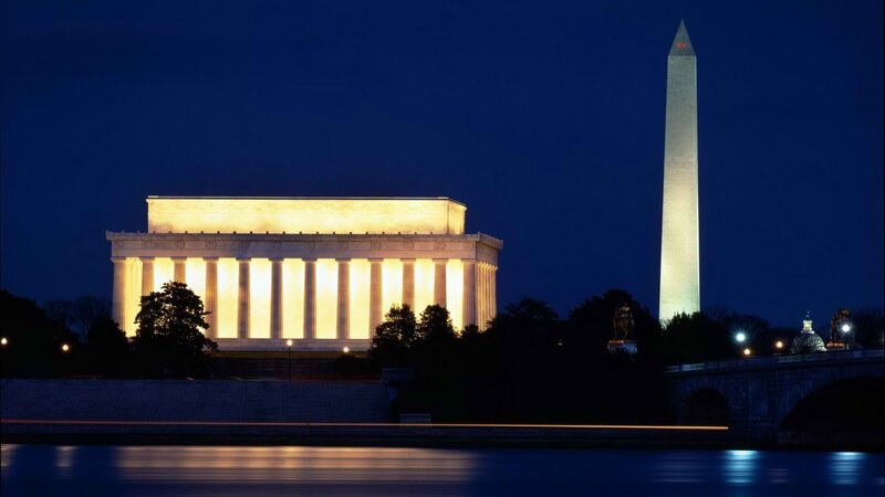 Lincoln Memorial and Washington Monument at night